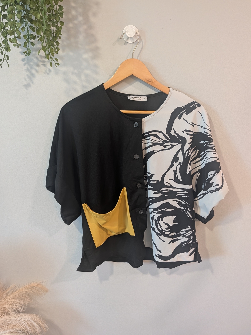 Tekbika By Alembika Two-Tone Black & White Shirt With Yellow Pocket. Sz Xs